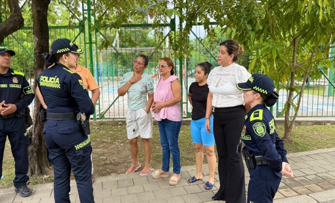 señora teniente coronel subcomandante de la policia de montería en compañía de la junta accion comunal del barrio santa elena 