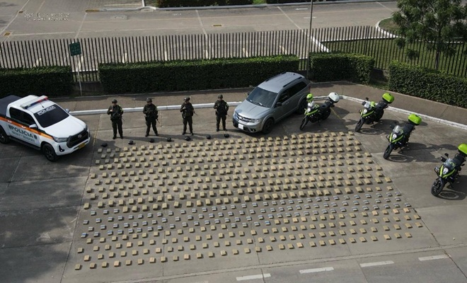 Polic&iacute;as con los 431 kilos de estupefacientes incautados