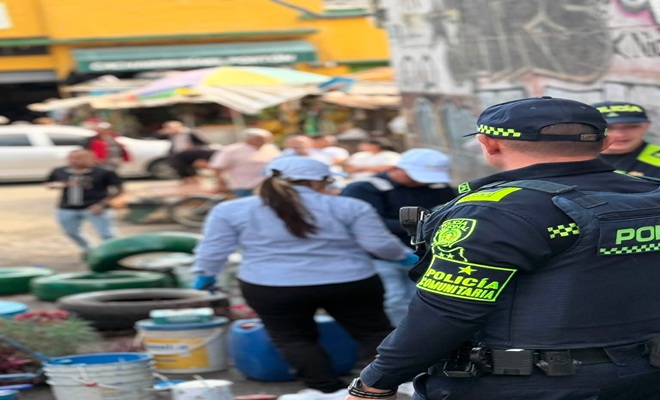 varios policías, varios ciudadanos, varias casetas 