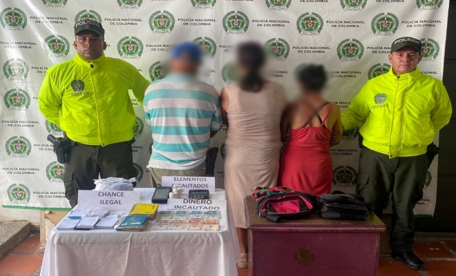 Dos unifoomados costodian a tres personas por tráfico de estupefacientes