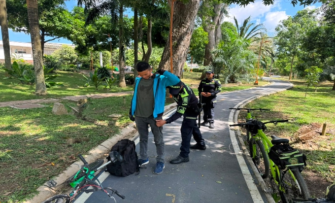 dos uniformados de la policía metropolitana de san jerónimo de montería realizando  un registro a un ciudadano en espacios abierto al publico  