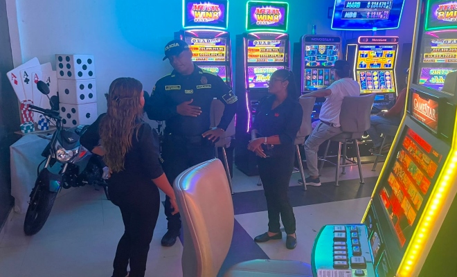 funcionario policial socializando con comerciantes