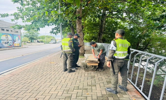tres uniformados realizando verificación de antecedente a un ciudadano en vía publica  