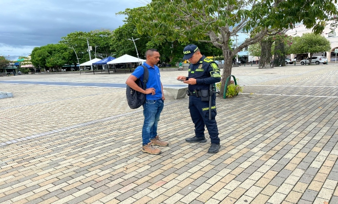 Uniformado de la Policía Nacional realiza actividades de prevención y acercamiento ciudadano.