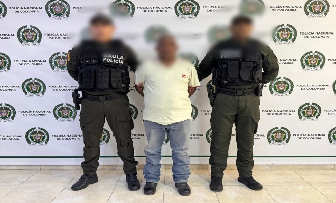 dos funcionarios del Gaula policía con un ciudadano capturado por el delito de delito de extorsión 