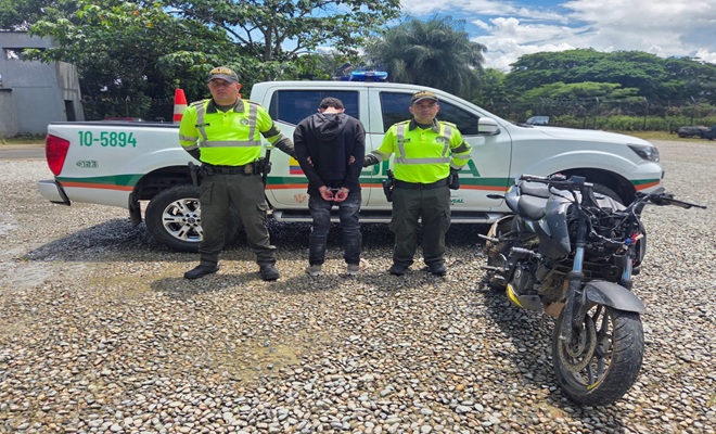 Un capturado, una moto, un vehículo policial y dos efectivos de tránsito custodiando