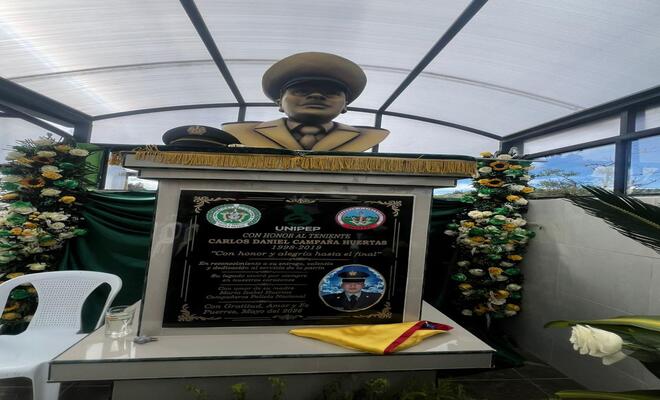 Una placa conmemorativa a un policía