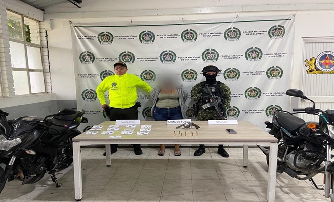 Una mujer capturada junto a dos policías y dos motocicletas
