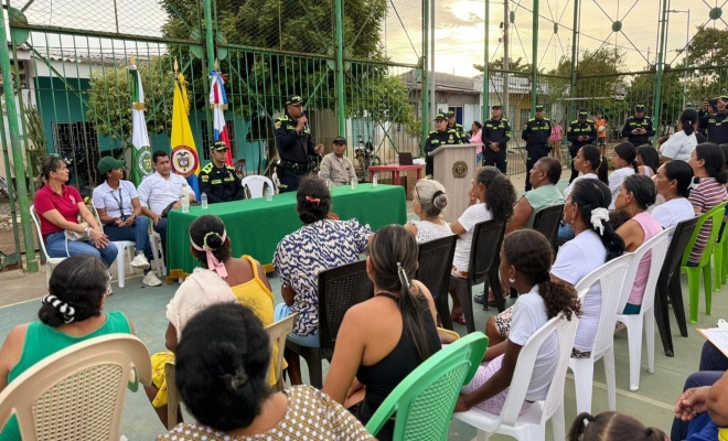 ocho policías y  comunidad en dialogo 