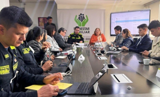 foto_de_policías_reunidos_con_la_directora_del_bienestar_familiar