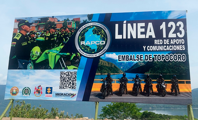 Aviso grande de Valla informativa con el número de atención de la Policía Nacional y codigo qr 