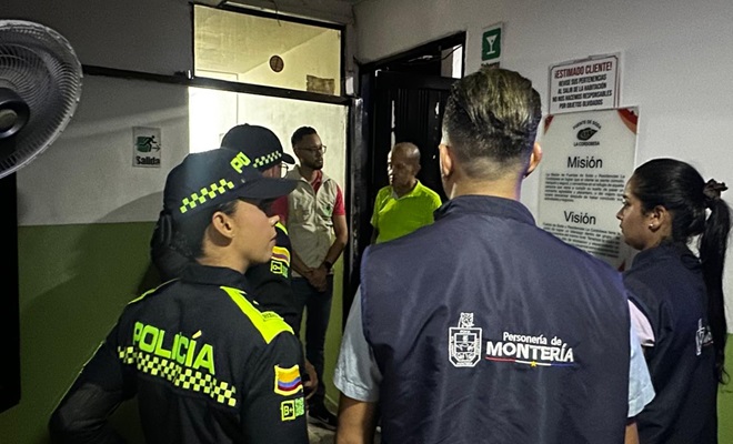 Polic&iacute;a reunidos con comunidad y funcionarios publicos