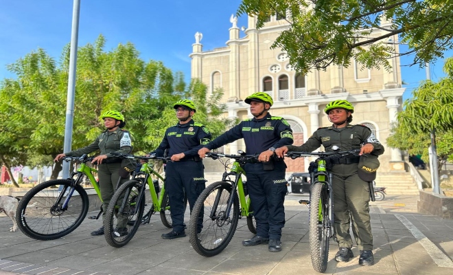cuatros uniformados de la policía nacional adscrito al Grupo de Policía de Turismo