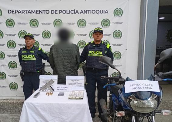 l operativo de la Policía Nacional en el marco de la estrategia Actuando por Antioquia permitió incautar un arma tipo mini Uzi, 52 dosis de cocaína y una motocicleta