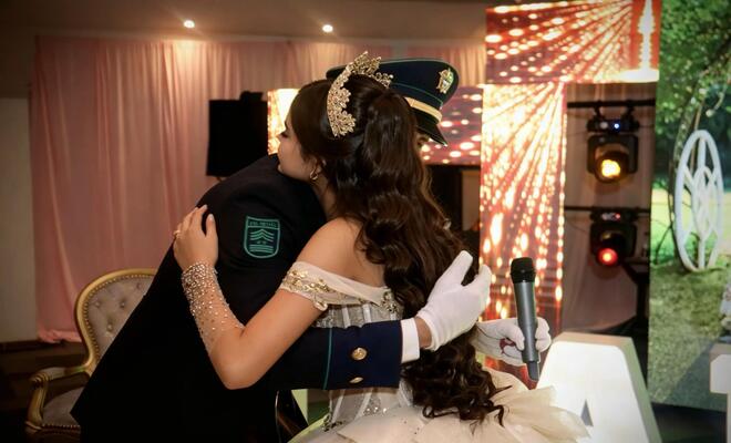 Abrazo durante un momento significativo de la celebración.