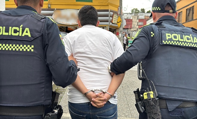 Dos policías con un capturado 