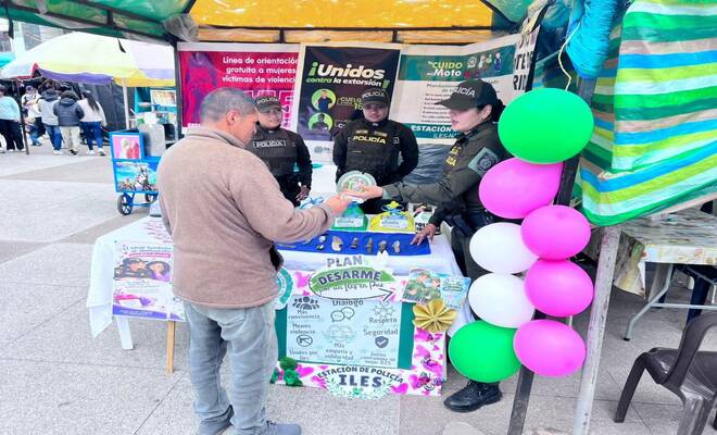  Policías entregando volantes preventivos a la comunidad 