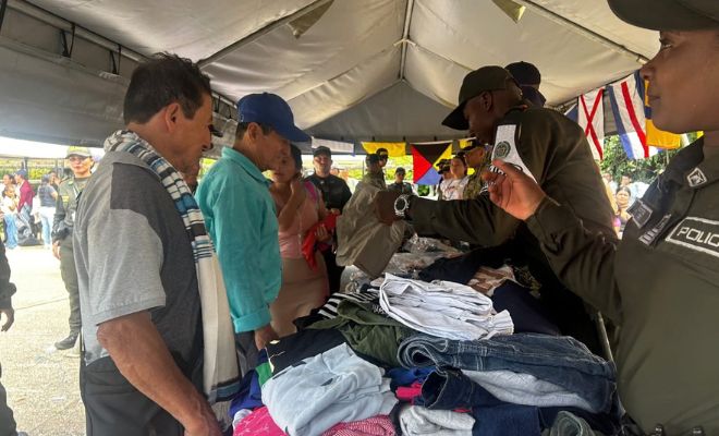 entregando ropa a ciudadanos en puerto Arturo  