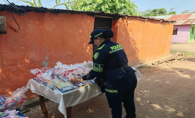 Policía realizando actividad de gestión comunitaria