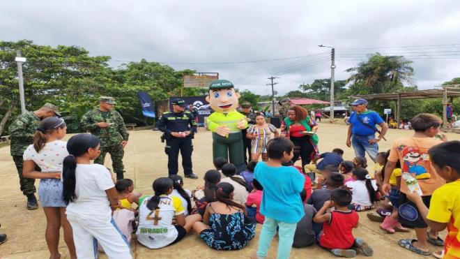 Jornadas lúdico-recreativas, entrega de útiles escolares y proyección de cine acercan a las instituciones con niños, niñas y adolescentes de San Martín de Amacayacu.