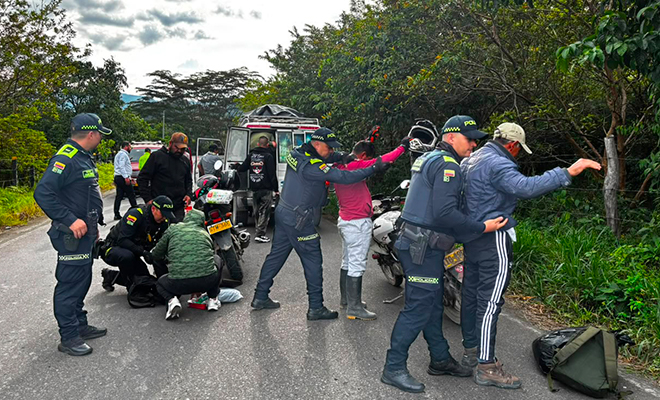 Personal del Modelo de Servicio de Policía realizando actividades de registro, control e identificación de personas.