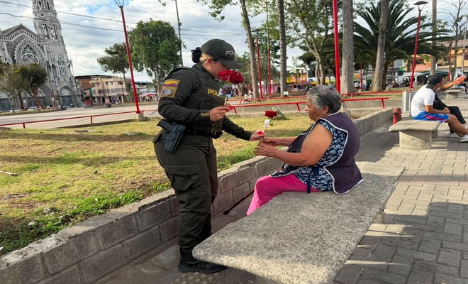 Mujer policía entregando rosa a ciudadana en amor y amistad 
