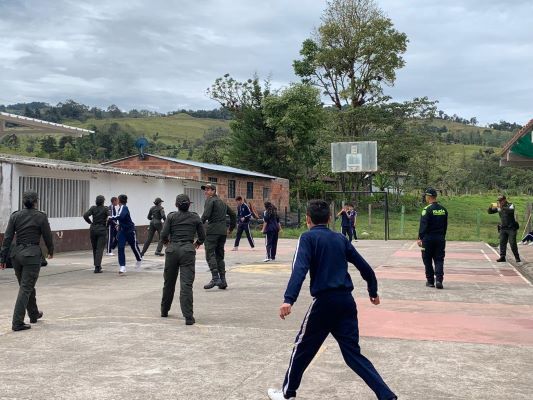 La Policía Nacional acompaña a las instituciones educativas en Santander