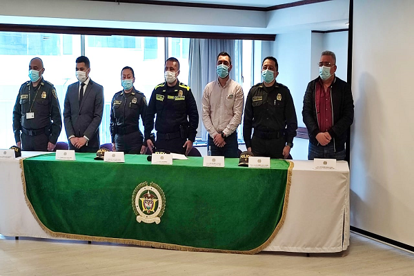 Mesa principal integrada por policías y sociedad civil 