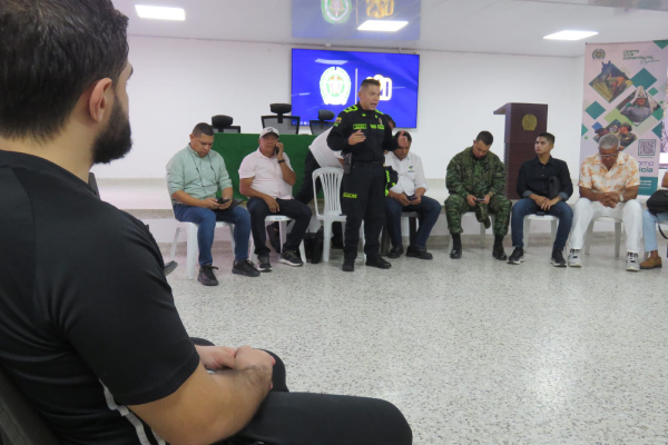 Policías brindando Charlas de prevención contra la extorsión