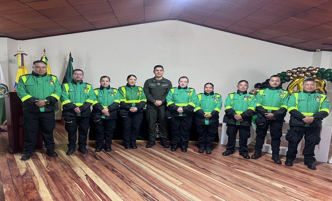 Comandante del Departamento de Policía Nariño con el grupo de la cívica de mayores 