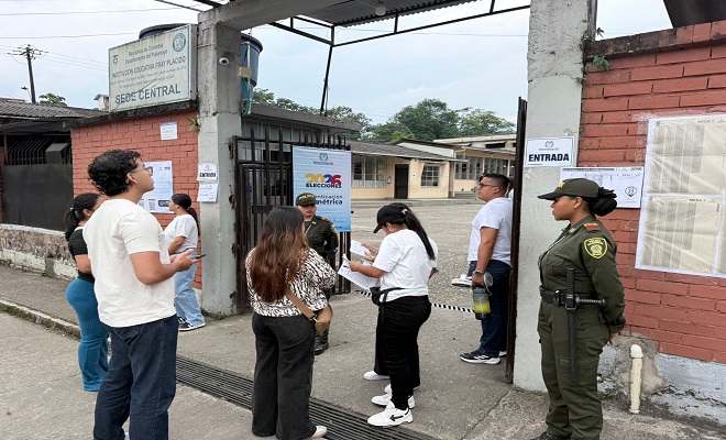 Jóvenes Auxiliares de Policía apoyan el servicio de elecciones realizando el control al ingreso de personas a puestos de votación