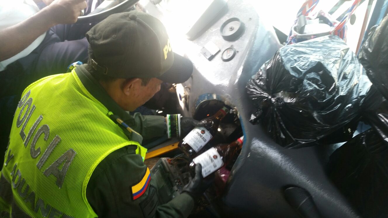 vehiculo-registro-POLFA-navidad-licor-contrabando-magdalena-zona bananera-wisky-ron