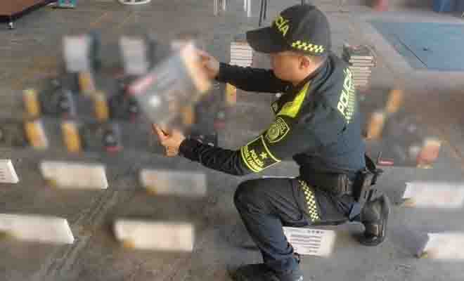 policía revisando juguetes decomisados en santa marta