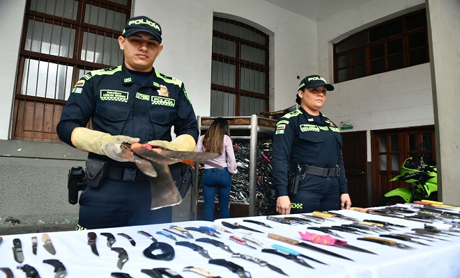 Armas-blancas-se-transforman-en-arte.
