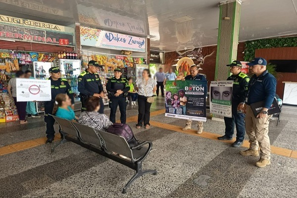 Cuatro Policías en actividades preventivas contra la explotación infantil con la comunidad 