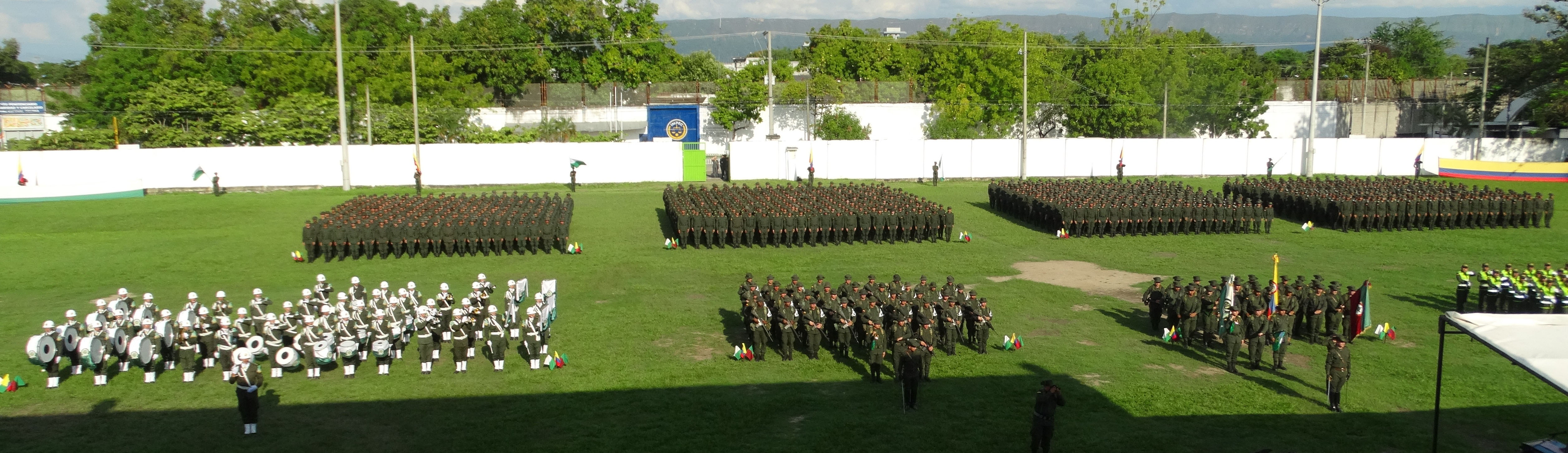 Ceremonia de juramento de bandera de 1102 Auxiliares de Policía de la Escuela de Policía Gabriel González 