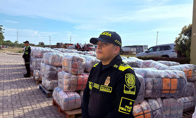 policia custodiando mercancia decomisada