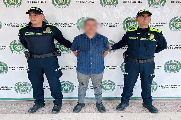 Dos Policías y una persona capturada por el delito de violencia intrafamiliar