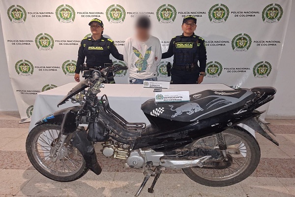 Dos Policías, una persona capturada por el delito de hurto y una motocicleta