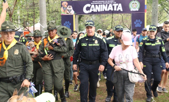 policias y caleños iniciando caninata
