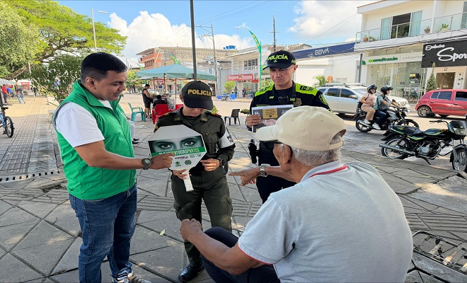 Dos Uniformados del Grupo de Protección a la Infancia y Adolescencia, realizando campaña de prevención al suicidio en articulación con un funcionario del Instituto Colombiano de Bienestar Familiar (ICBF) a un ciudadano en el parque infantil de Barrancabermeja. 