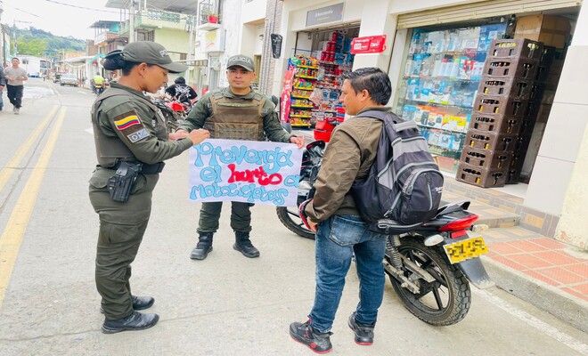Policías con carteleras realizan campaña contra el hurto de motocicletas 