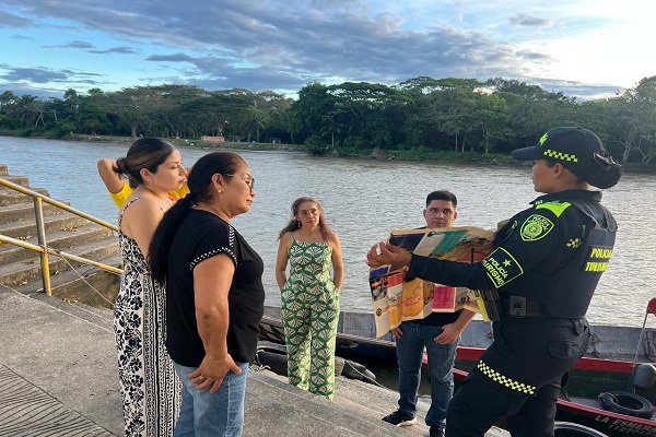 Policía de Turismo interactúa con cinco ciudadanos durante una jornada de prevención y sensibilización