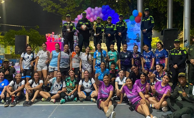 Grupo de mujeres que participaron del campeonato de f&uacute;tbol femenino en compa&ntilde;&iacute;a de funcionarios de la Polic&iacute;a Nacional