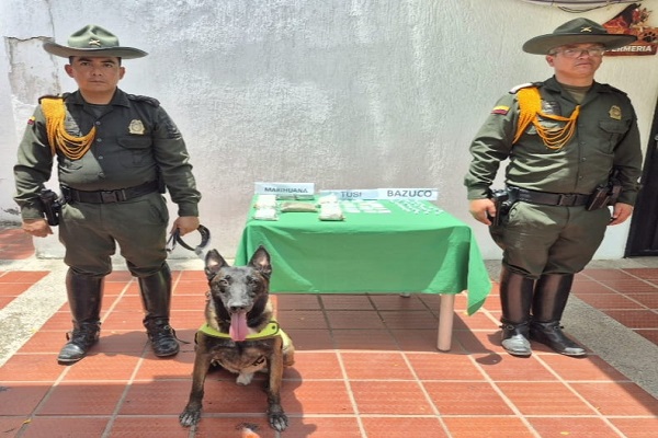 Dos polic&iacute;as junto al canino Odhil y las sustancias estupefacientes halladas