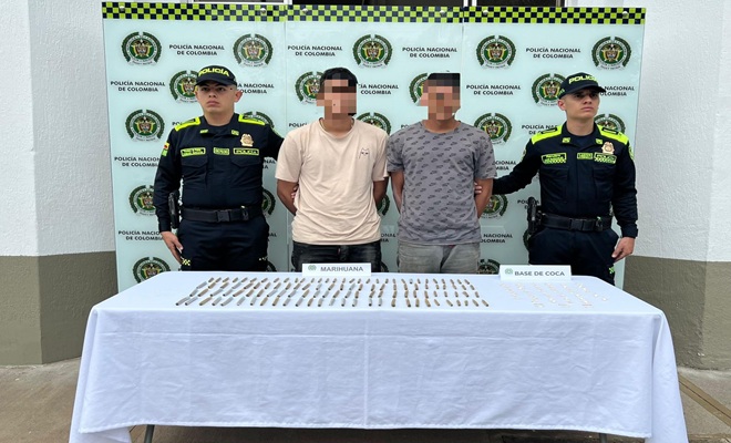 Dos policías con  dos personas Capturadas y elementos incautados