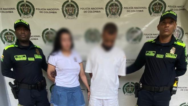 Dos policías de Colombia presentan a una pareja como los presuntos responsables de maltrato animal en Medellín