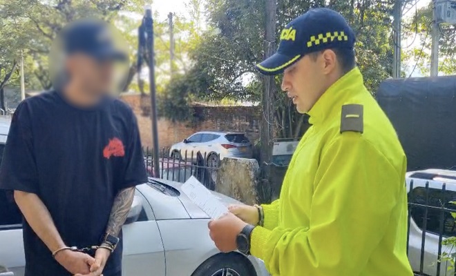 Policía de la SIJIN de los derechos del capturado a una persona 