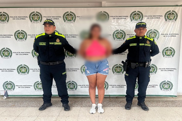 Dos policías y una capturada por hurto calificado y agravado
