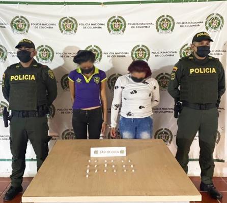 personas capturadas-policías custodiando